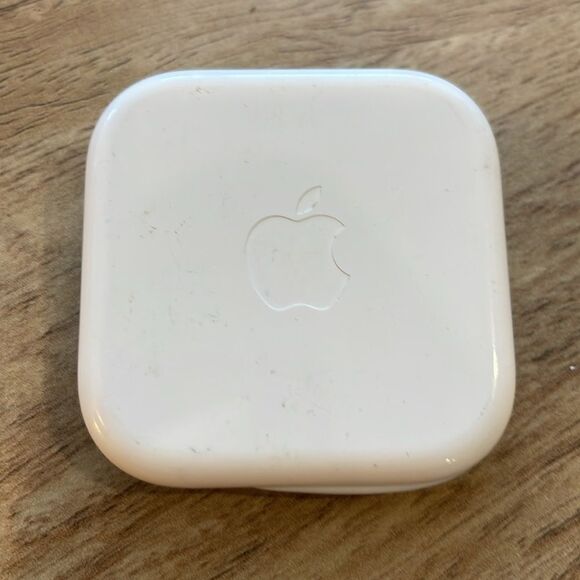 Apple iPhone White Wired Earbuds with Case - Picture 3 of 3